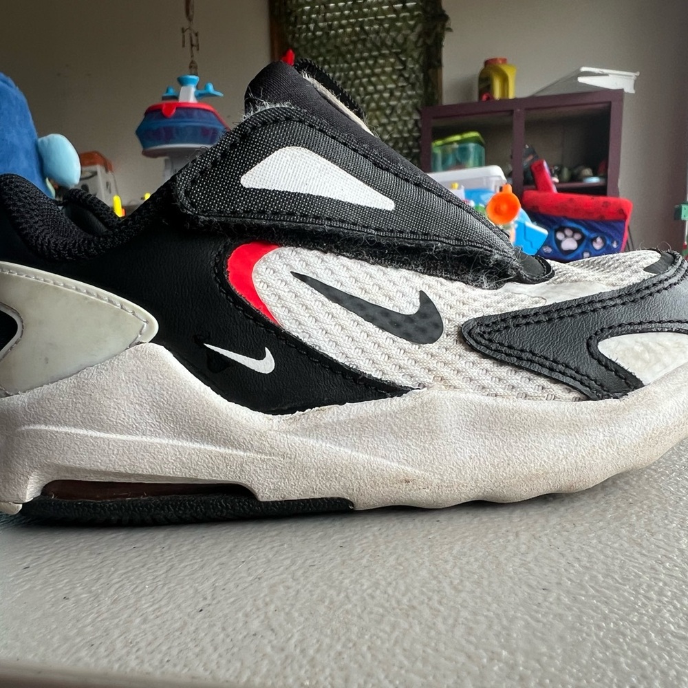 Nike Black and White Sneakers Modern Athletic Design